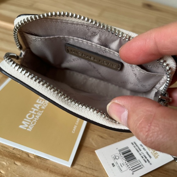 Michael Kors Card Case🎈🎈 - Picture 5 of 9